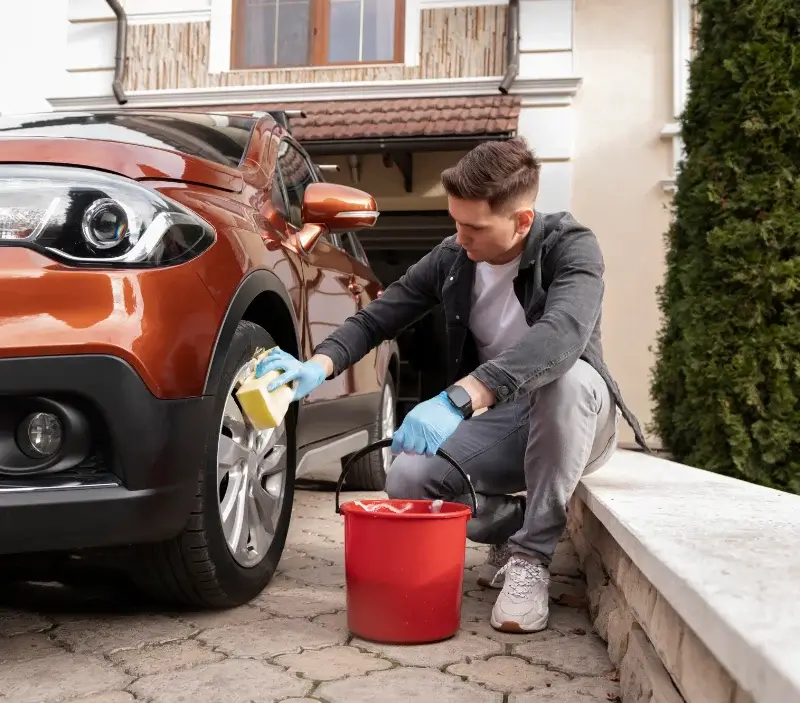 Lavage auto à domicile Guargualé : professionnel intervenant sur un véhicule